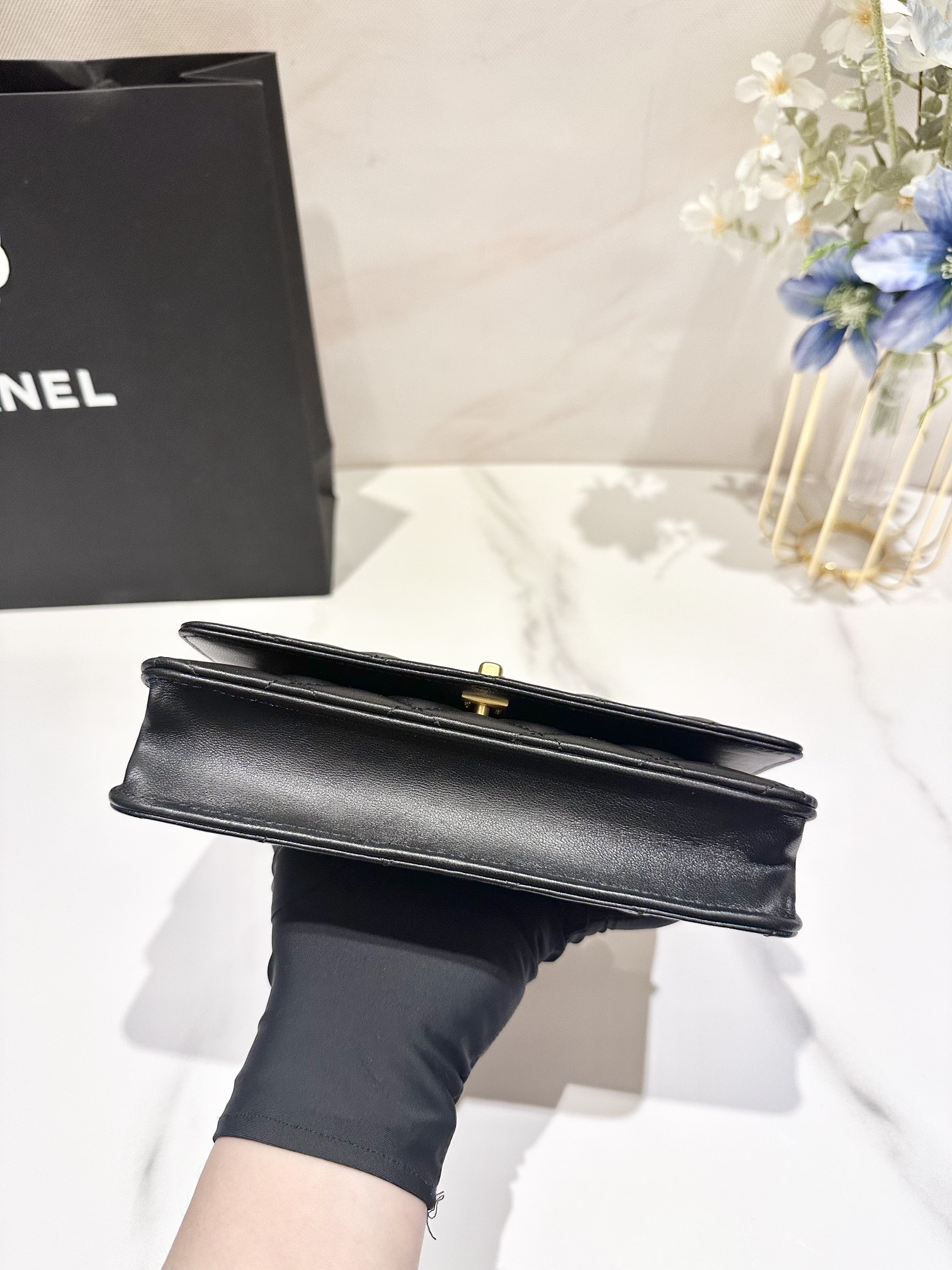 Ch*el WOC CLASSIC WALLET ON CHAIN 19cm