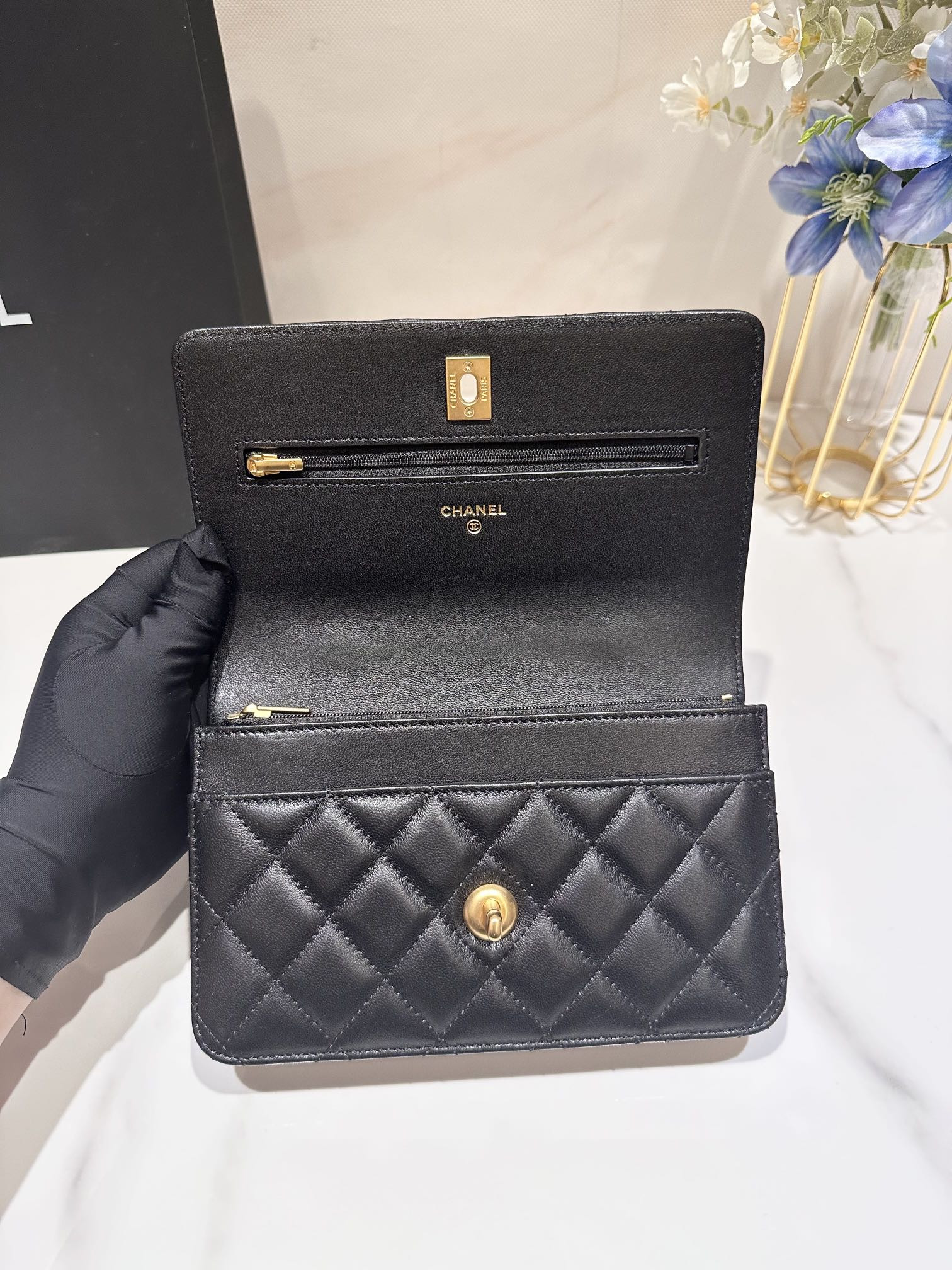 Ch*el WOC CLASSIC WALLET ON CHAIN 19cm