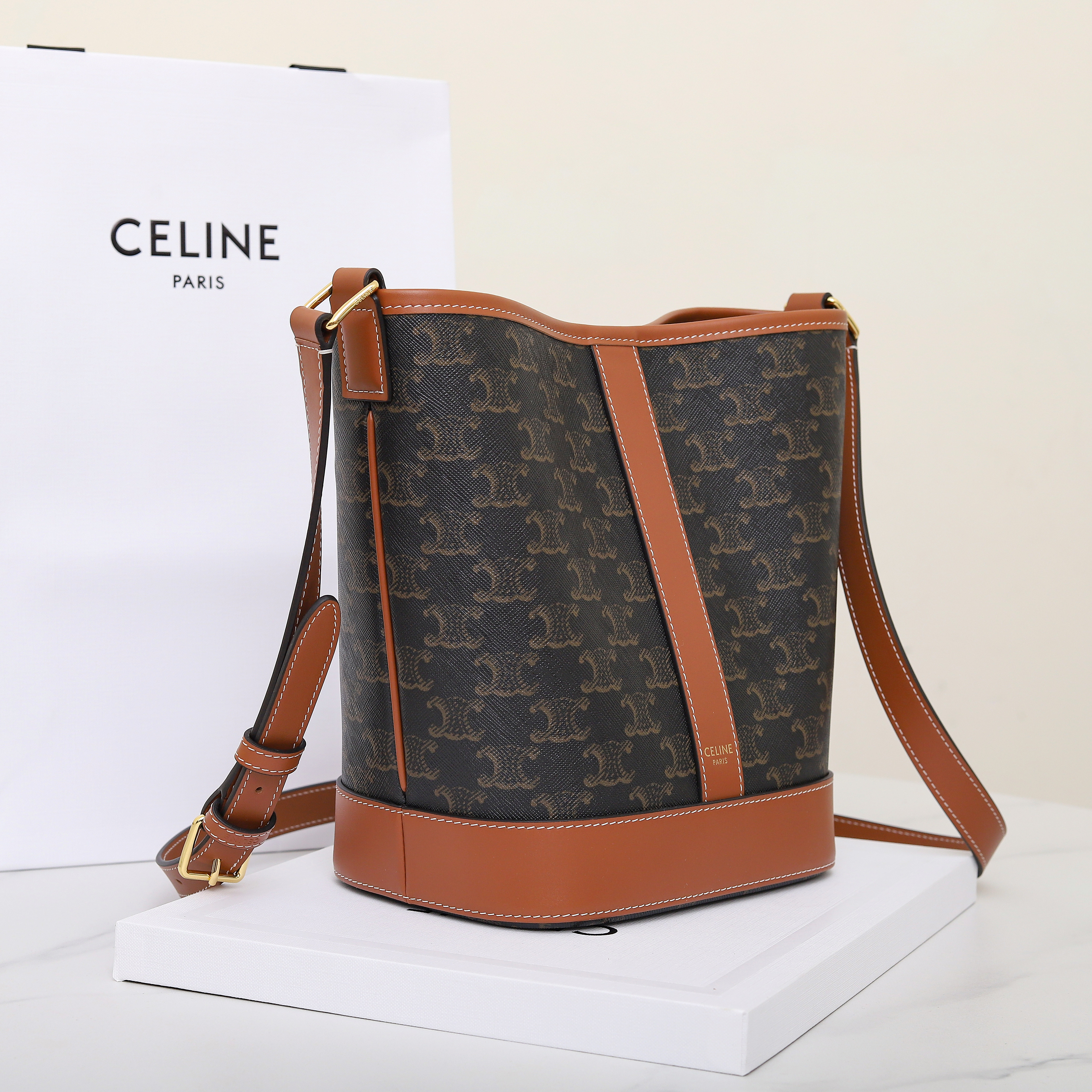 Ce**e SMALL BUCKET IN TRIOMPHE CANVAS AND CALFSKIN 191442 30x22x13cm