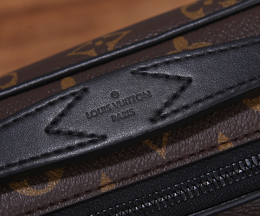 LV S Lock Messenger M45806 22x18x8cm