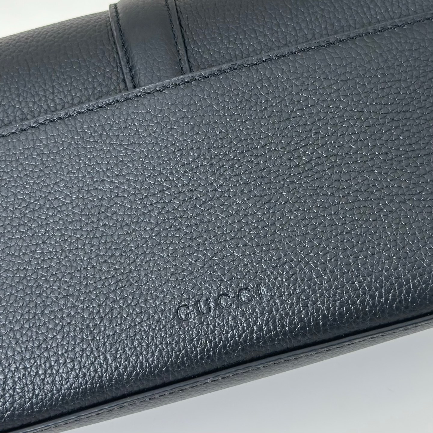 G*u*i Small crossbody bag with hook closure 23.5 x 12.5 x 6.5 cm