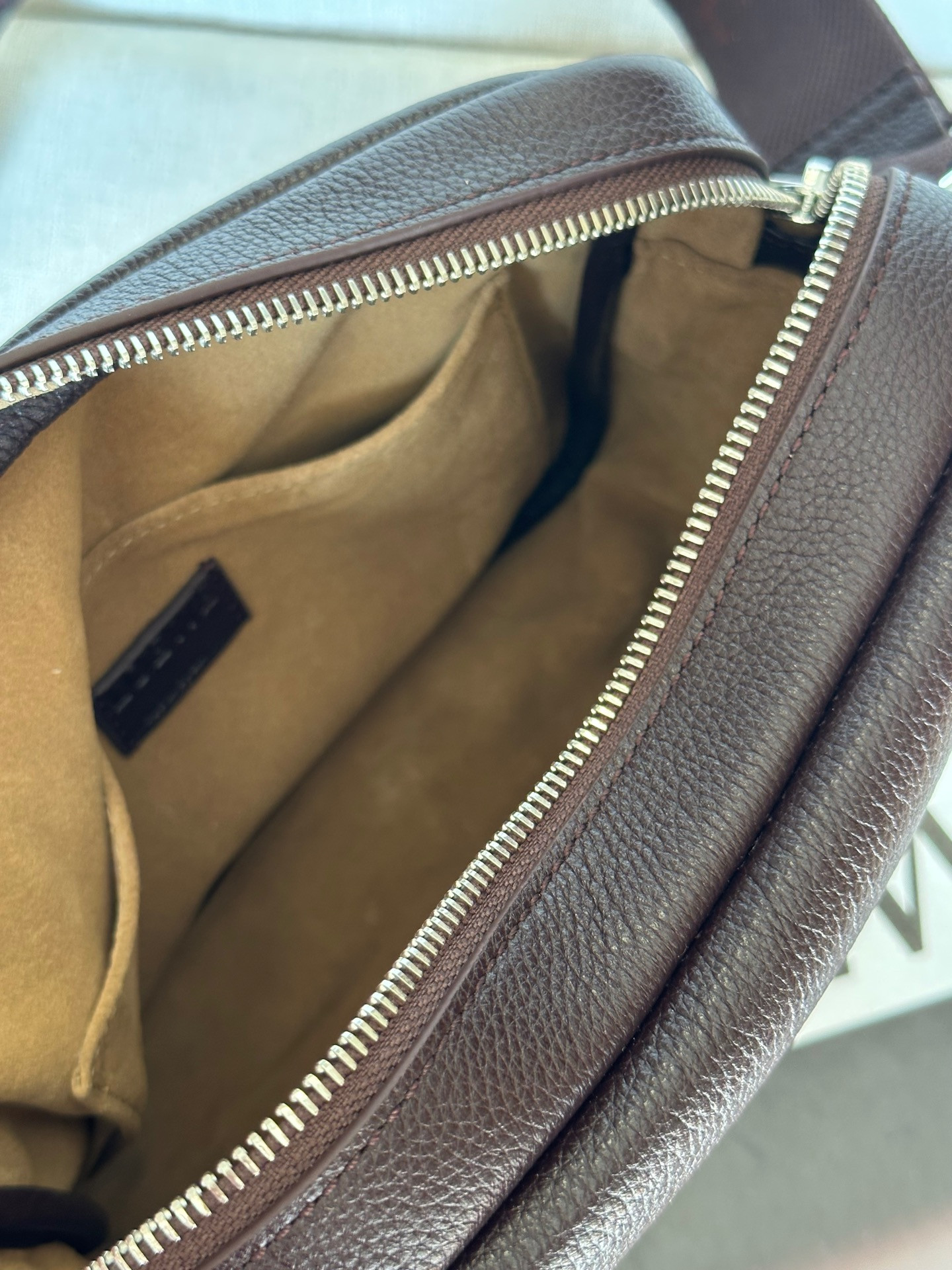 L0ew* Medium Pebble messenger bag in S*pple grained calfskin 18x23x9cm