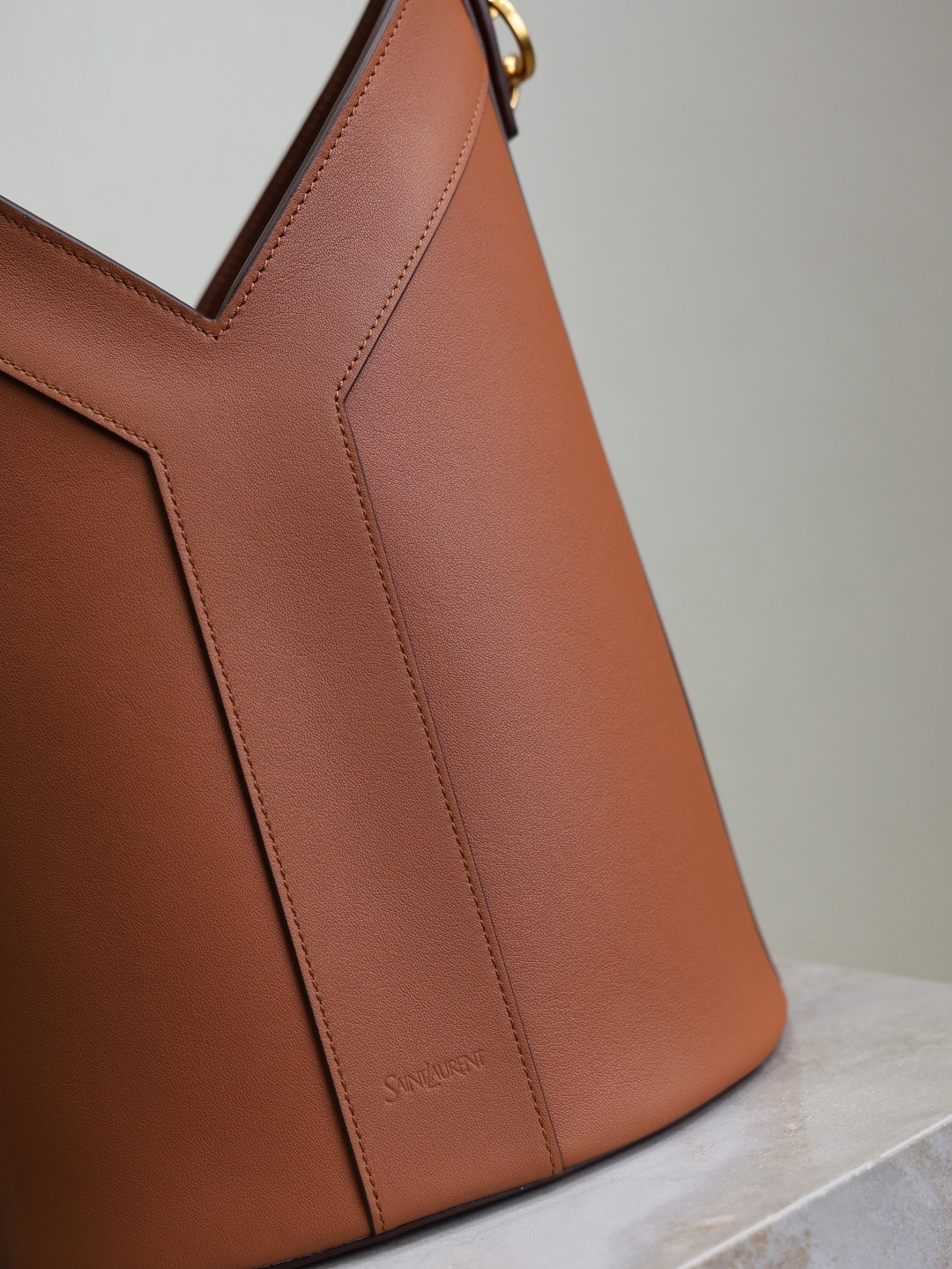 Y*L Y top-handle bucket in leather 25x22-34x3-15cm