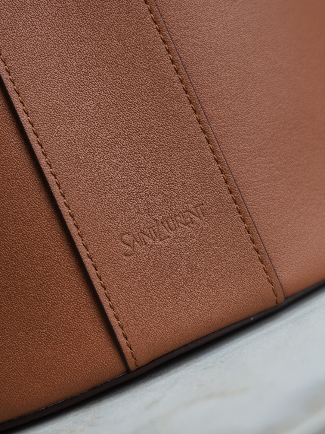 Y*L Y top-handle bucket in leather 25x22-34x3-15cm