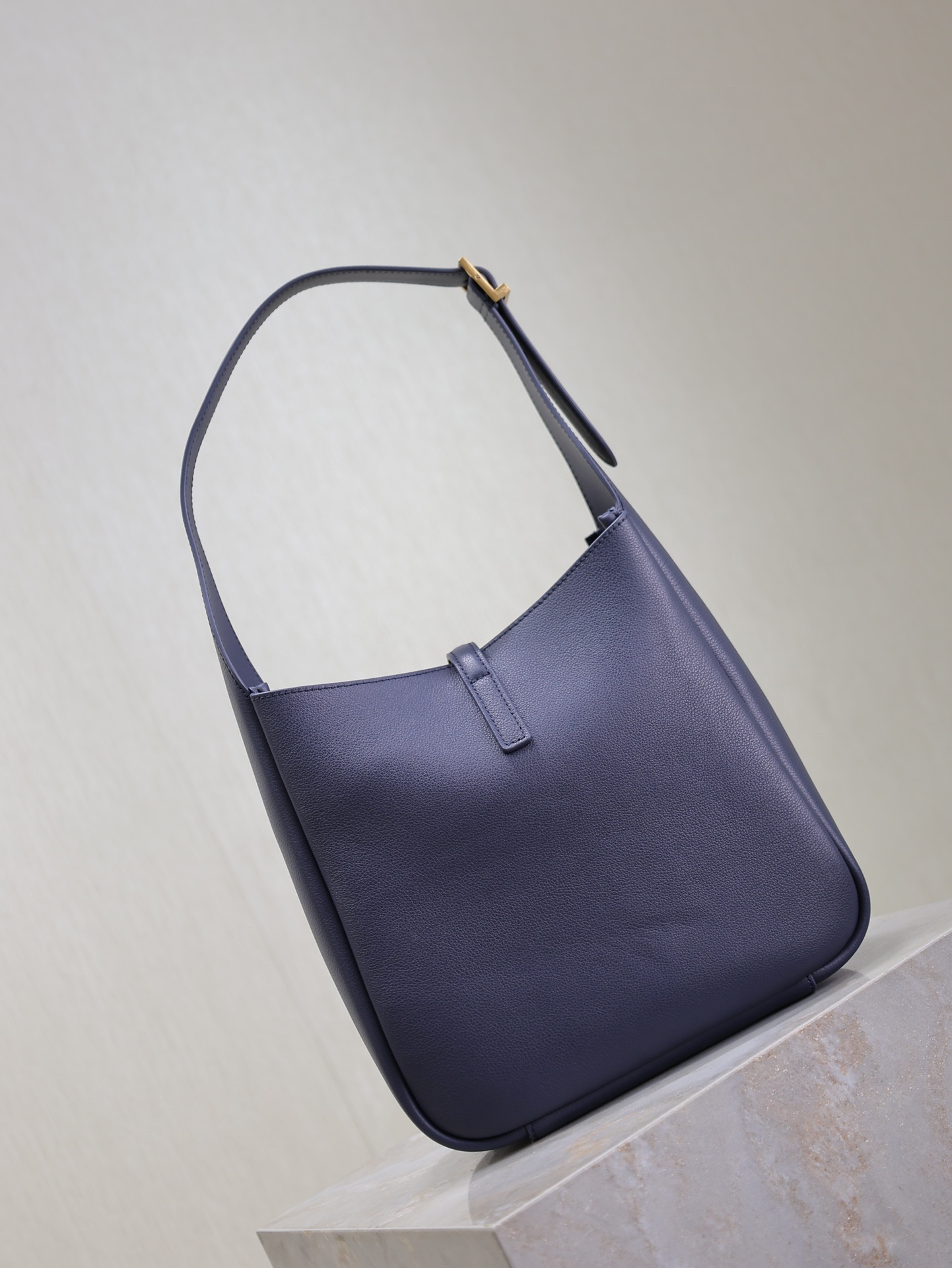 Y*L LE 5 À 7 S*pple small IN GRAINED LEATHER 23x22x8.5cm