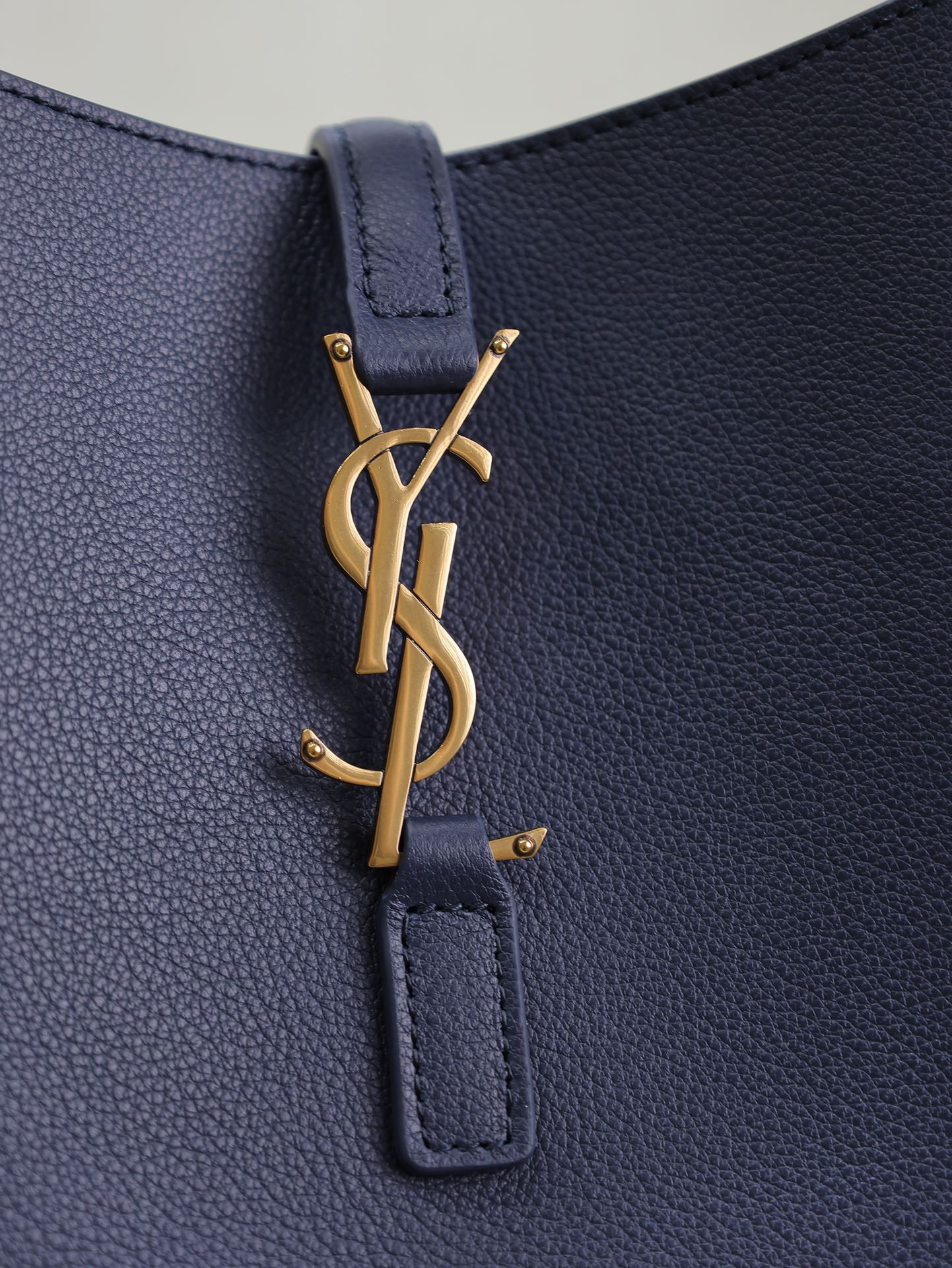 Y*L LE 5 À 7 S*pple small IN GRAINED LEATHER 23x22x8.5cm