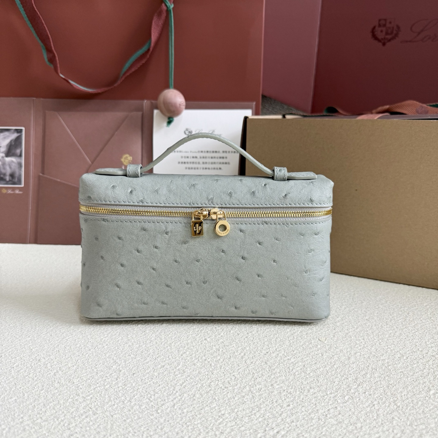 L**o p*ana Extra Pocket L19 Ostrich-grained Leather 11 x 19 x 6.5 cm