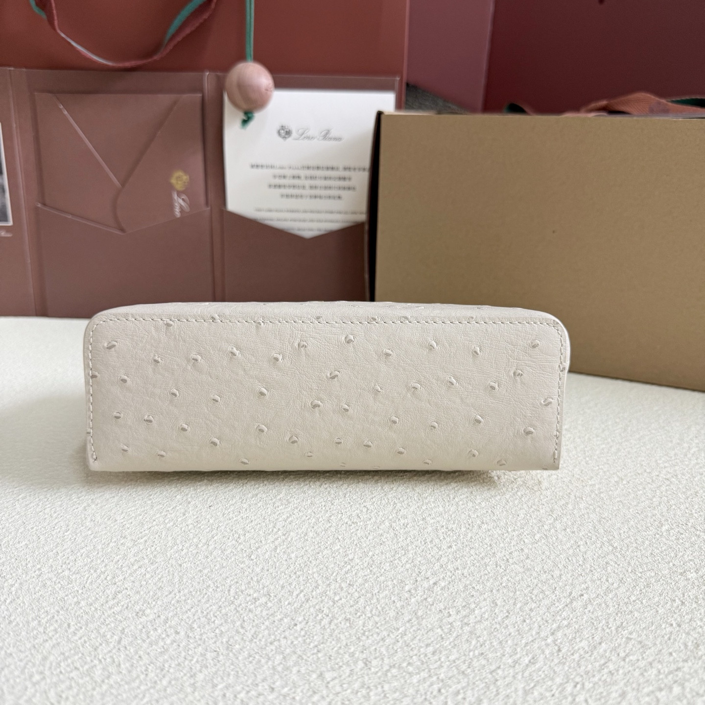 L**o p*ana Extra Pocket L19 Ostrich-grained Leather 11 x 19 x 6.5 cm