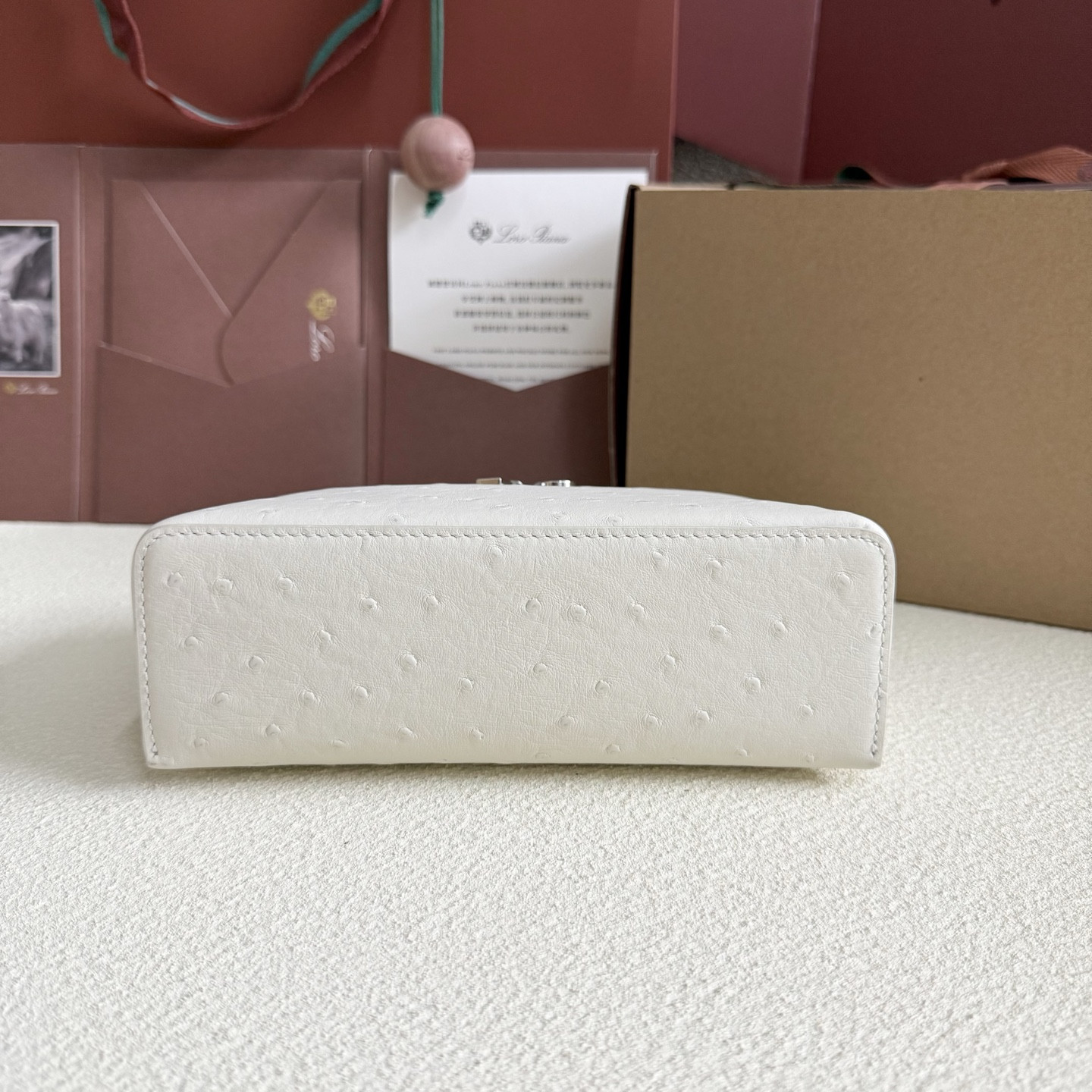 L**o p*ana Extra Pocket L19 Ostrich-grained Leather 11 x 19 x 6.5 cm