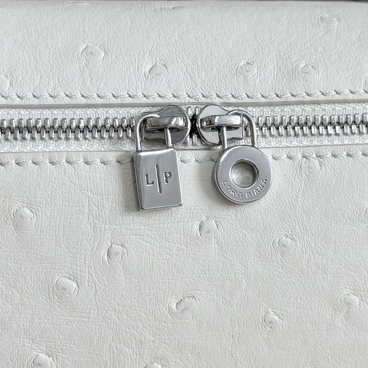 L**o p*ana Extra Pocket L19 Ostrich-grained Leather 11 x 19 x 6.5 cm