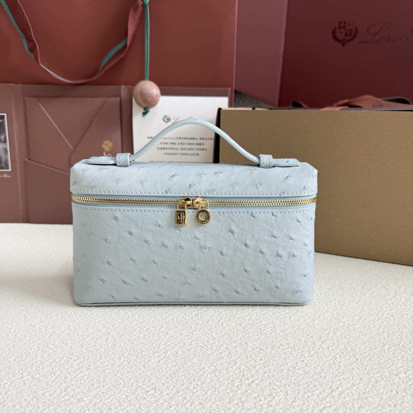 L**o p*ana Extra Pocket L19 Ostrich-grained Leather 11 x 19 x 6.5 cm