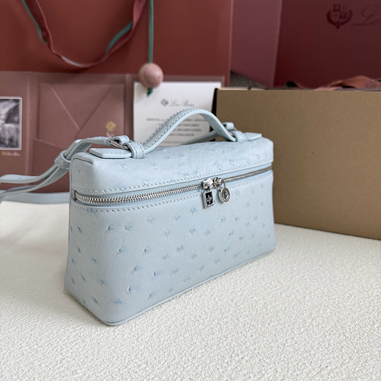 L**o p*ana Extra Pocket L19 Ostrich-grained Leather 11 x 19 x 6.5 cm