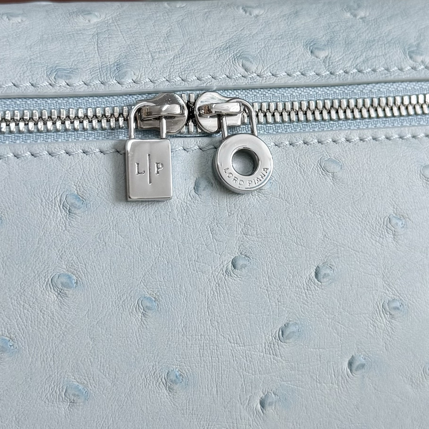 L**o p*ana Extra Pocket L19 Ostrich-grained Leather 11 x 19 x 6.5 cm