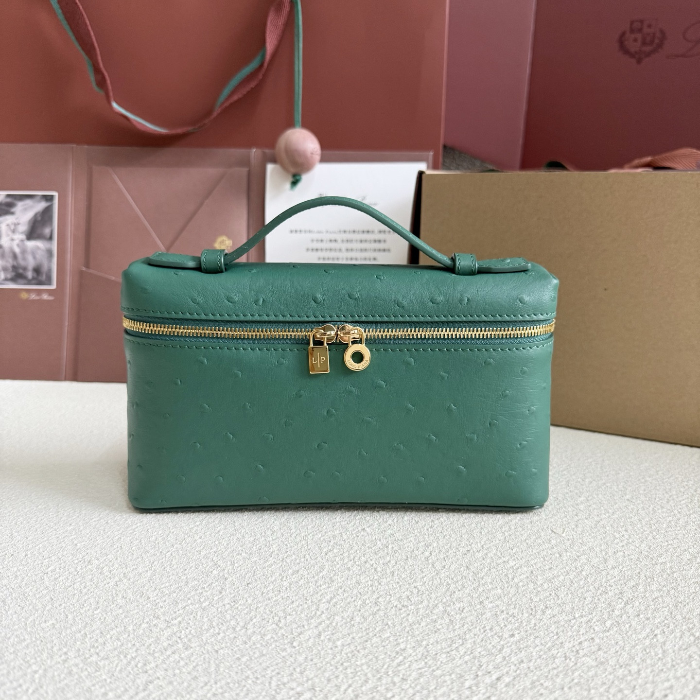 L**o p*ana Extra Pocket L19 Ostrich-grained Leather 11 x 19 x 6.5 cm