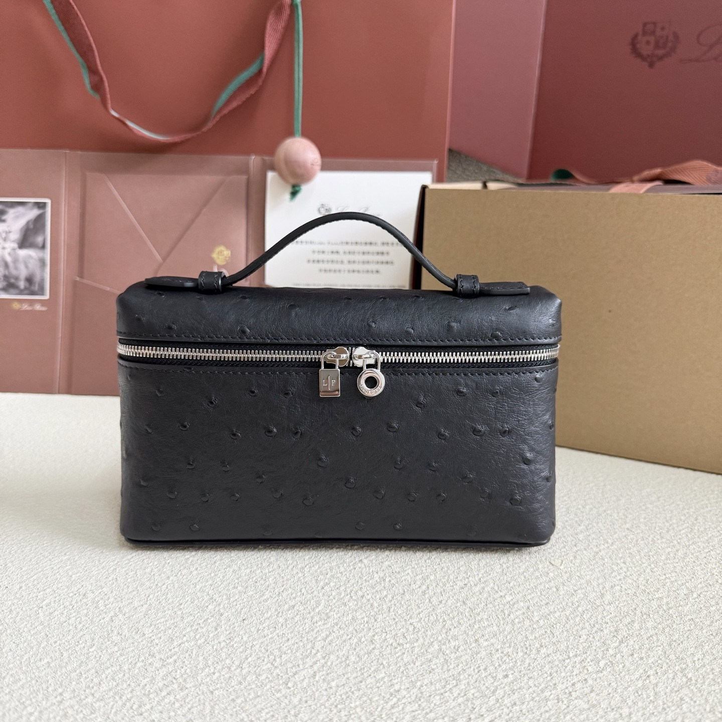 L**o p*ana Extra Pocket L19 Ostrich-grained Leather 11 x 19 x 6.5 cm