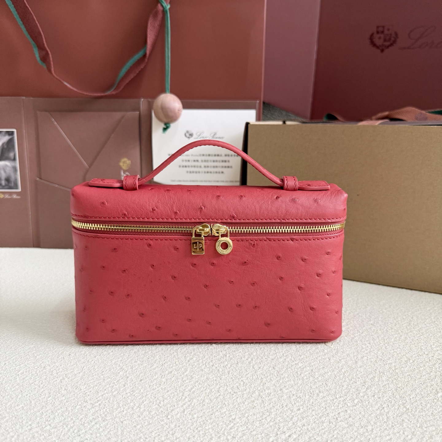 L**o p*ana Extra Pocket L19 Ostrich-grained Leather 11 x 19 x 6.5 cm