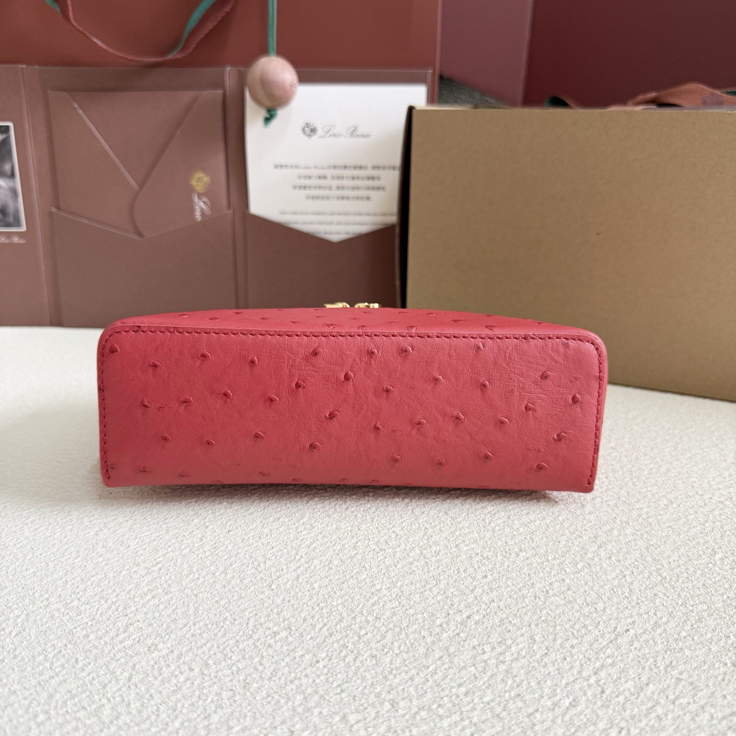 L**o p*ana Extra Pocket L19 Ostrich-grained Leather 11 x 19 x 6.5 cm