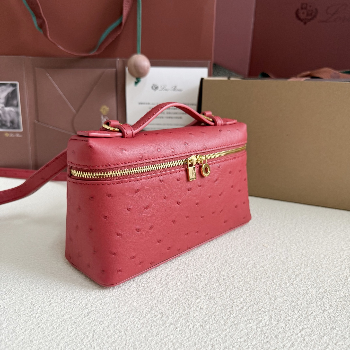 L**o p*ana Extra Pocket L19 Ostrich-grained Leather 11 x 19 x 6.5 cm