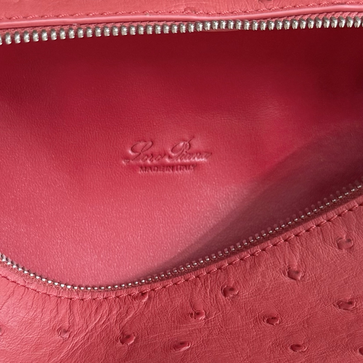 L**o p*ana Extra Pocket L19 Ostrich-grained Leather 11 x 19 x 6.5 cm