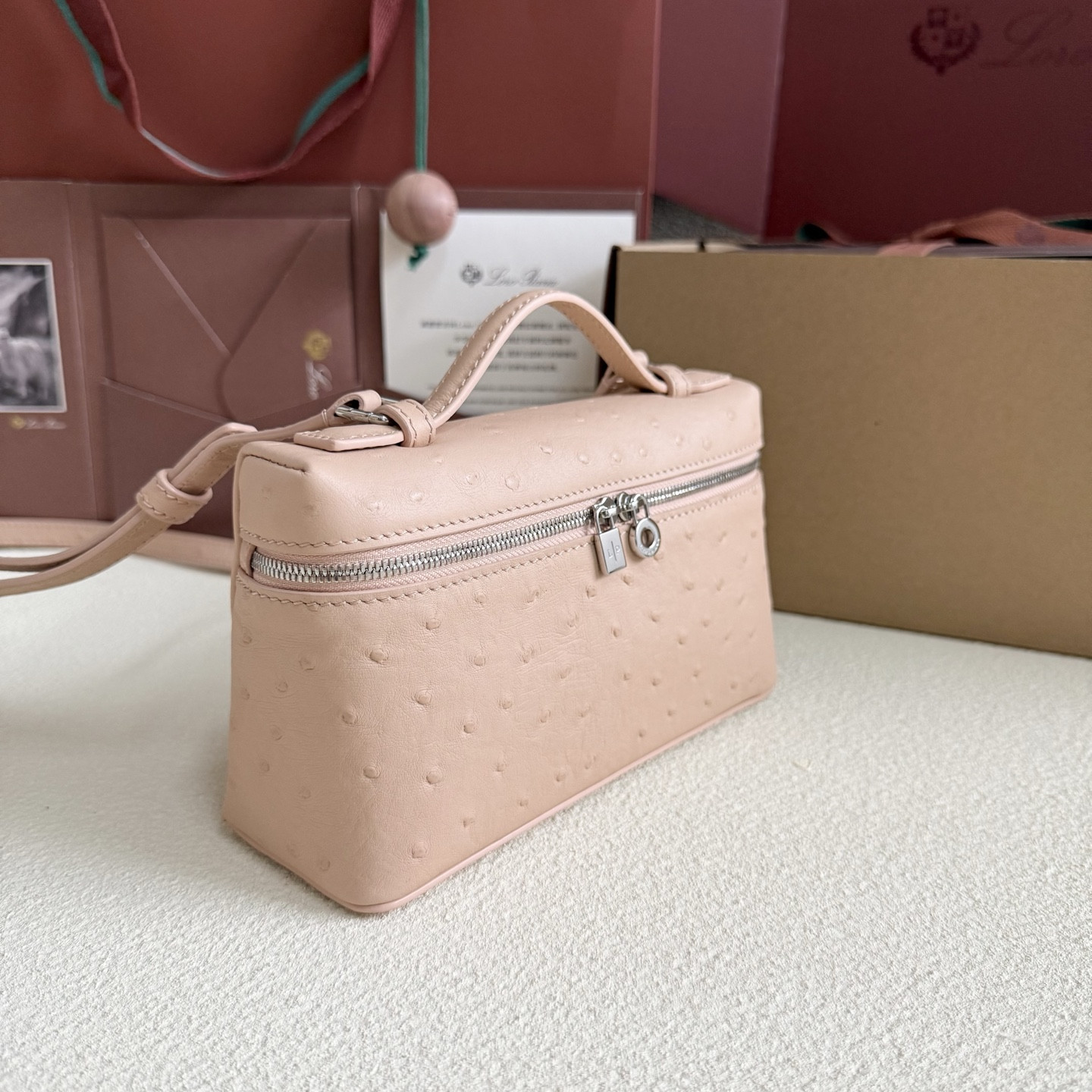 L**o p*ana Extra Pocket L19 Ostrich-grained Leather 11 x 19 x 6.5 cm