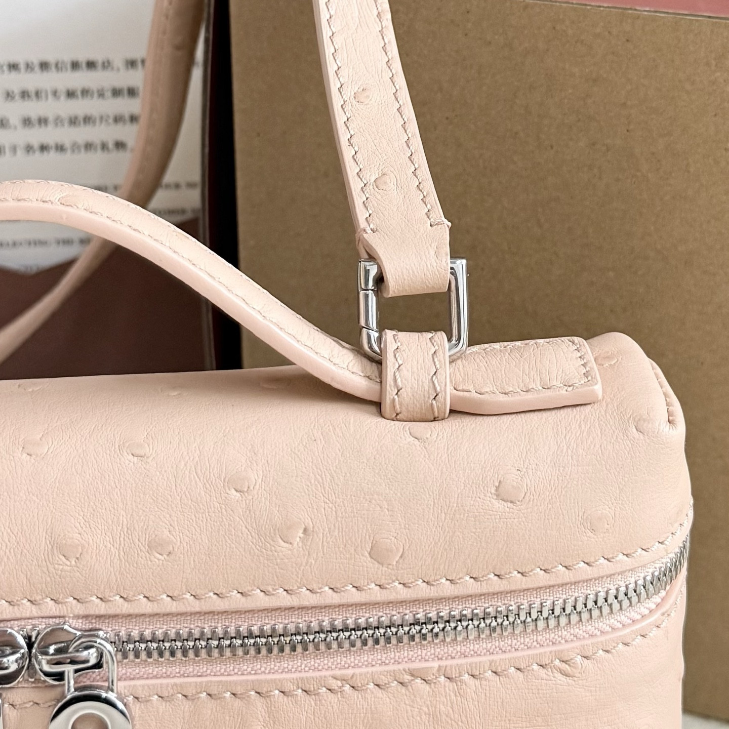 L**o p*ana Extra Pocket L19 Ostrich-grained Leather 11 x 19 x 6.5 cm