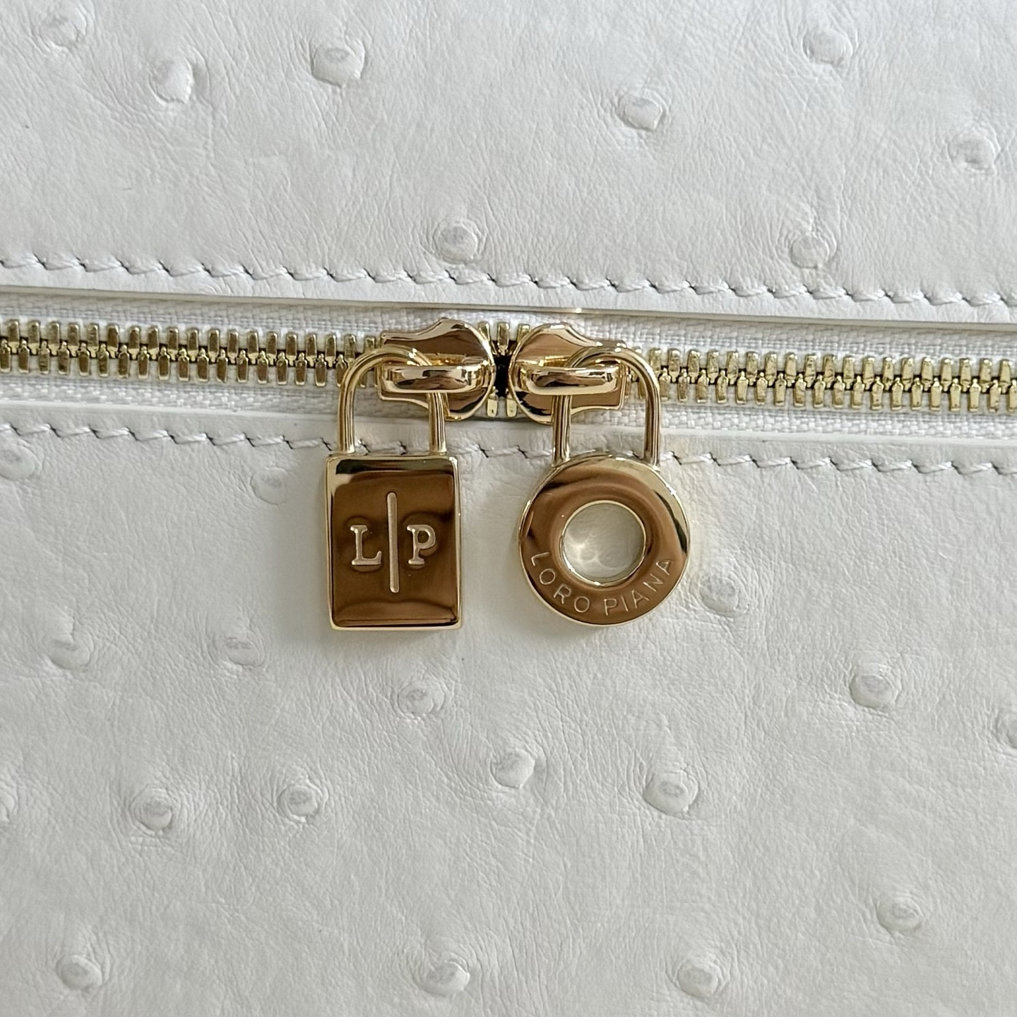 L**o p*ana Extra Pocket L27 Ostrich-grained Leather 16x27x10cm