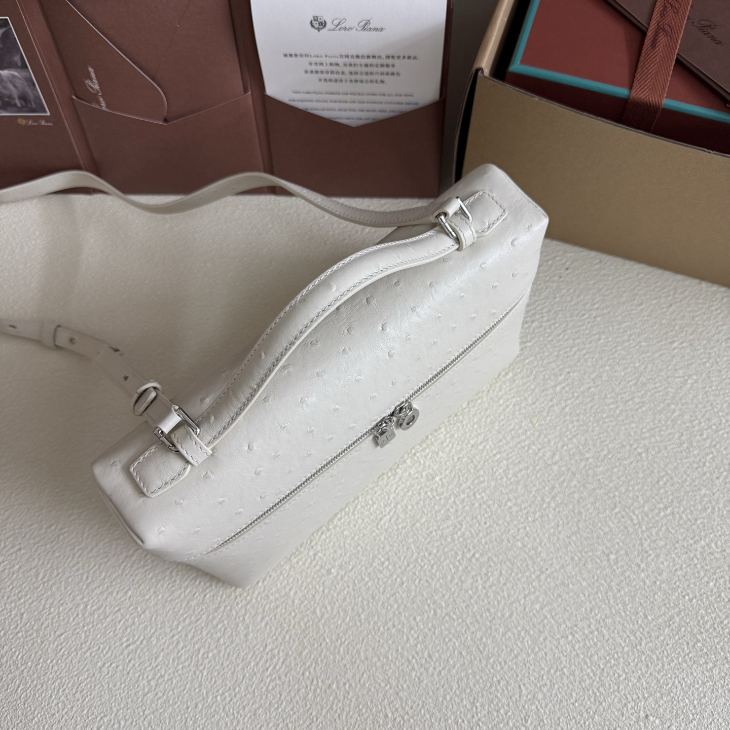 L**o p*ana Extra Pocket L27 Ostrich-grained Leather 16x27x10cm