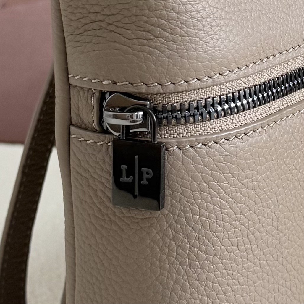 L**o p*ana Extra pouch L29 29x18x5cm