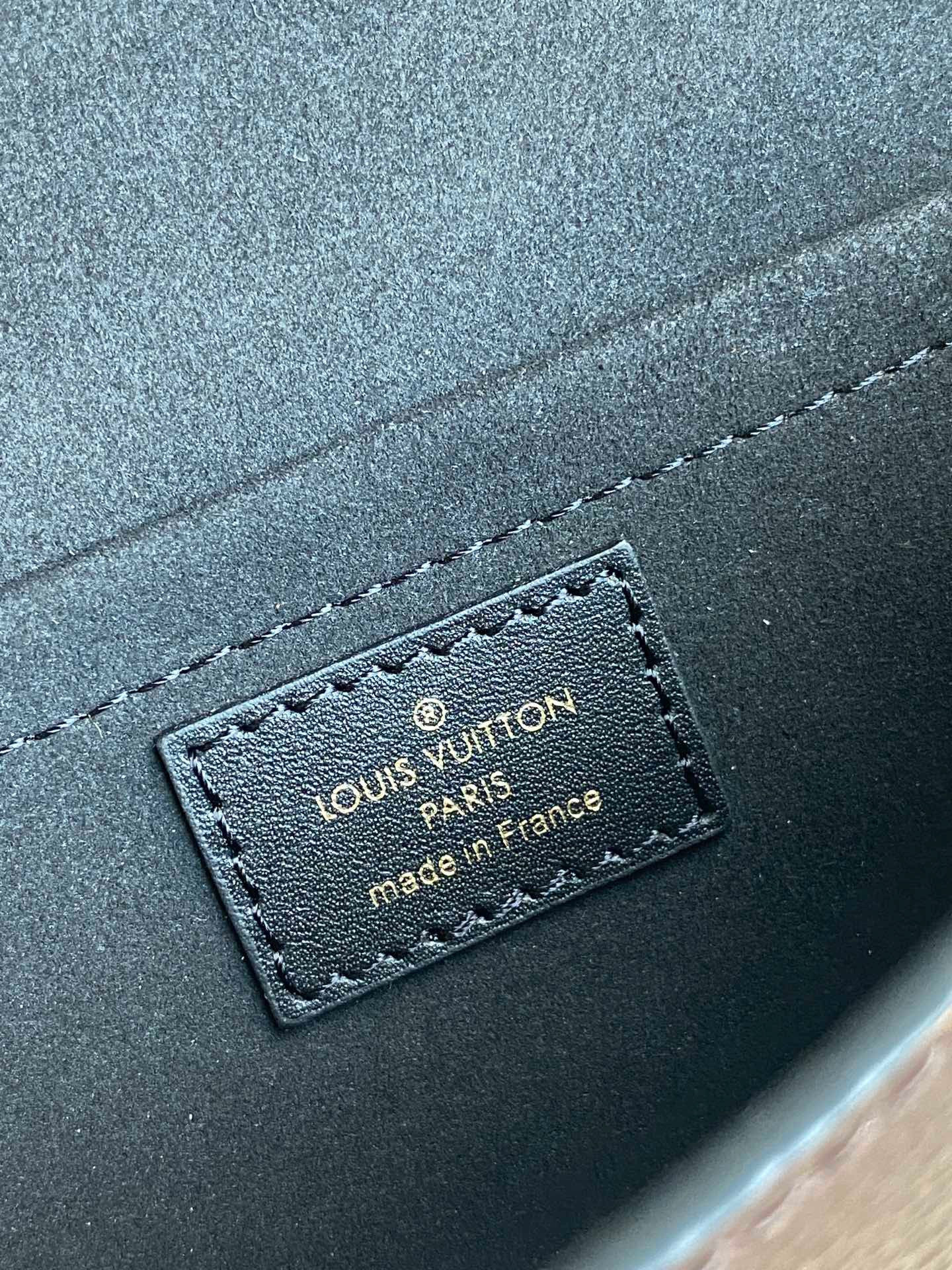 LV PADLOCK ON STRAP M80559